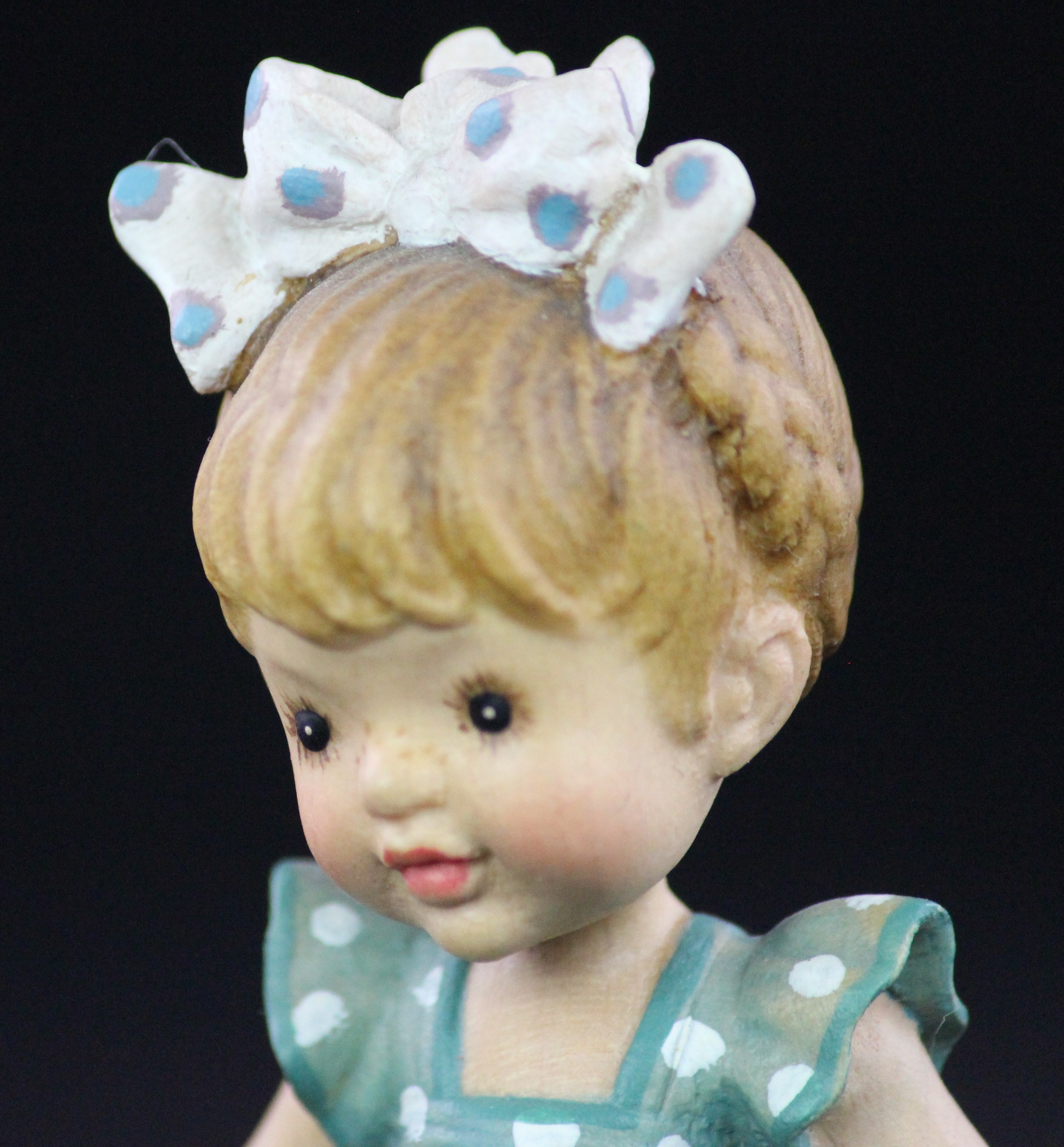 ANRI - Collezione Sarah Kay - Little Girl Gardening - Scultura in Legno Cm 10 Val Gardena - immagine 2
