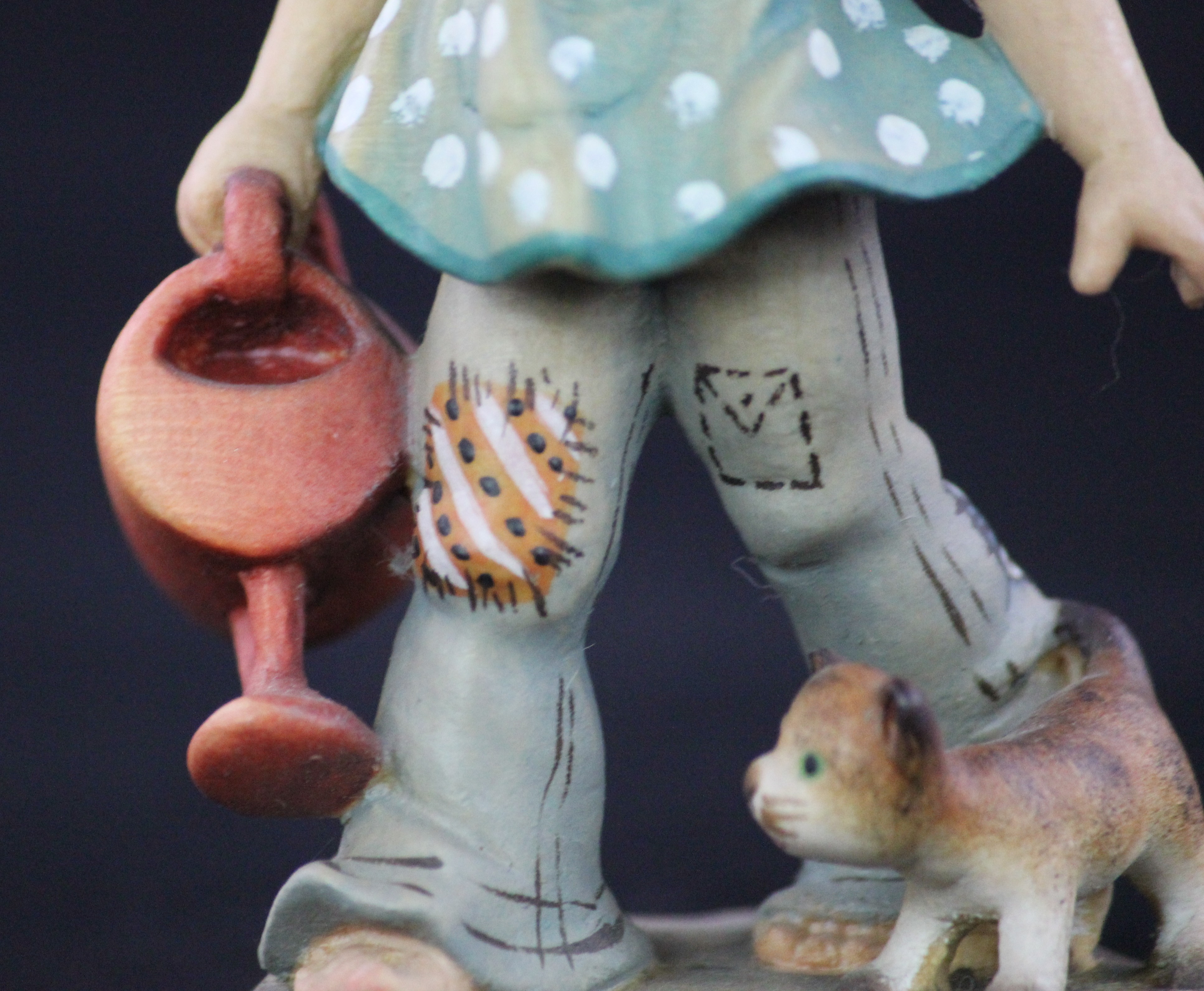 ANRI - Collezione Sarah Kay - Little Girl Gardening - Scultura in Legno Cm 10 Val Gardena - immagine 3